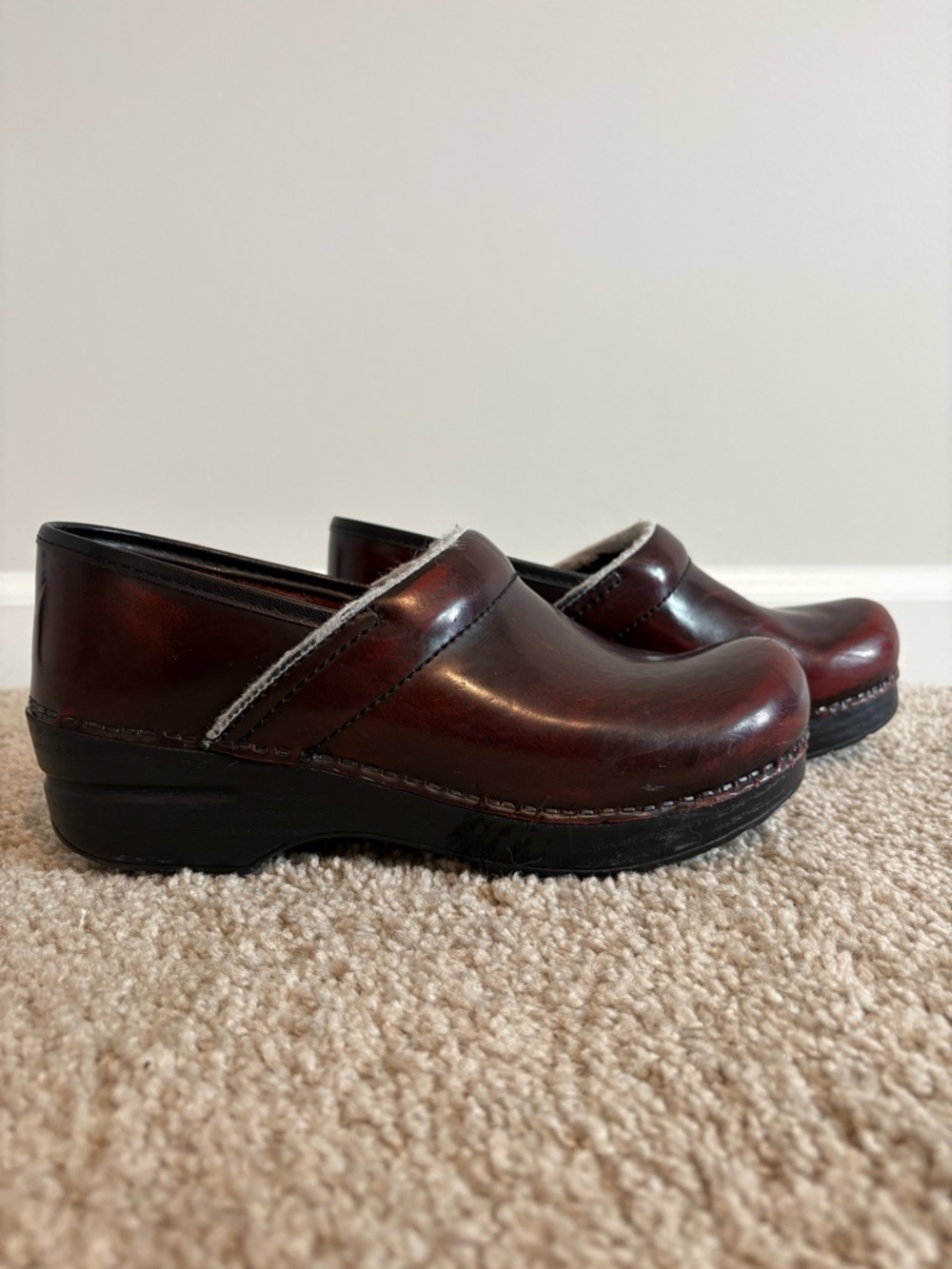 Dansco Classic Women's Leather Clogs in Burgundy Size 38